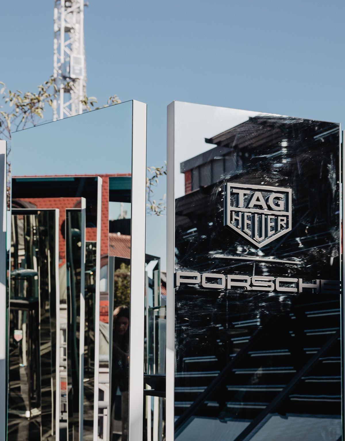 Verspiegelte Stelen und rote Laser